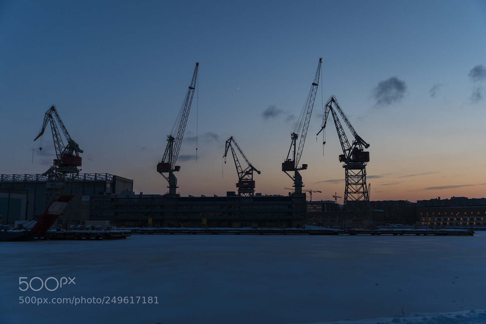 Canon EOS 5D Mark IV sample photo. Harbourcrane in helsinki photography