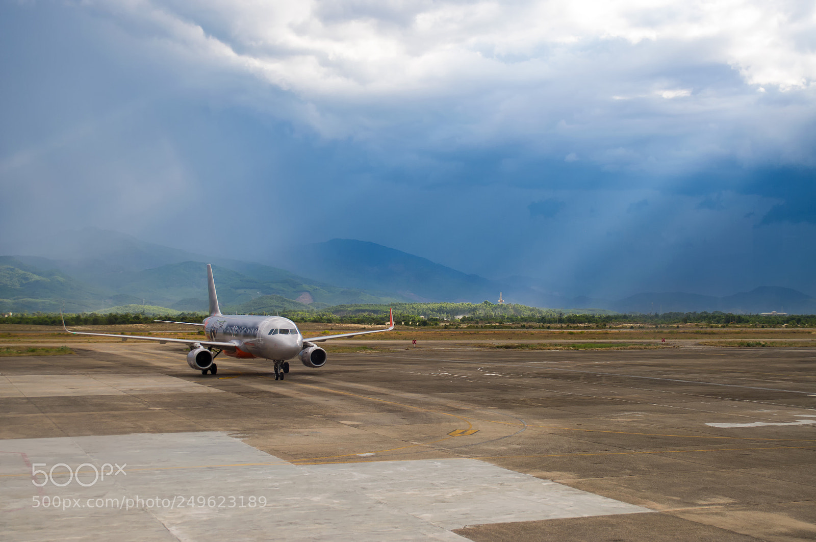 Nikon D90 sample photo. Plane airport sun ray photography