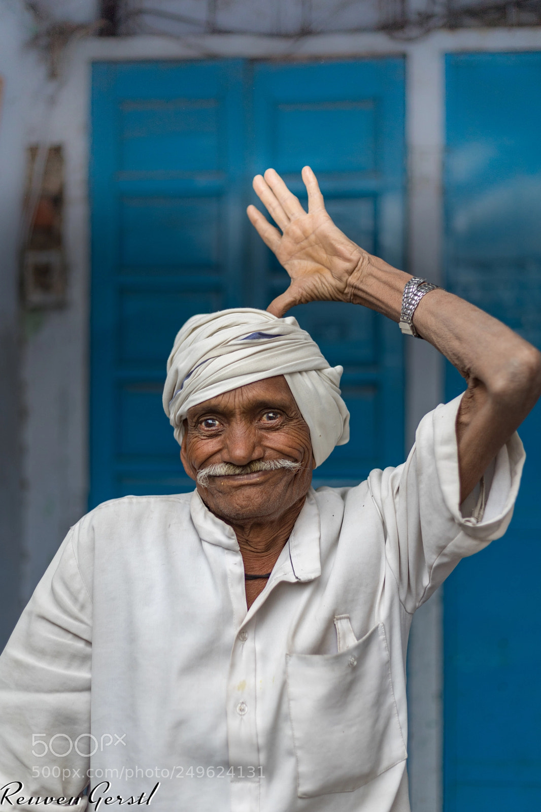 Canon EOS 5D Mark IV sample photo. The smiling man photography
