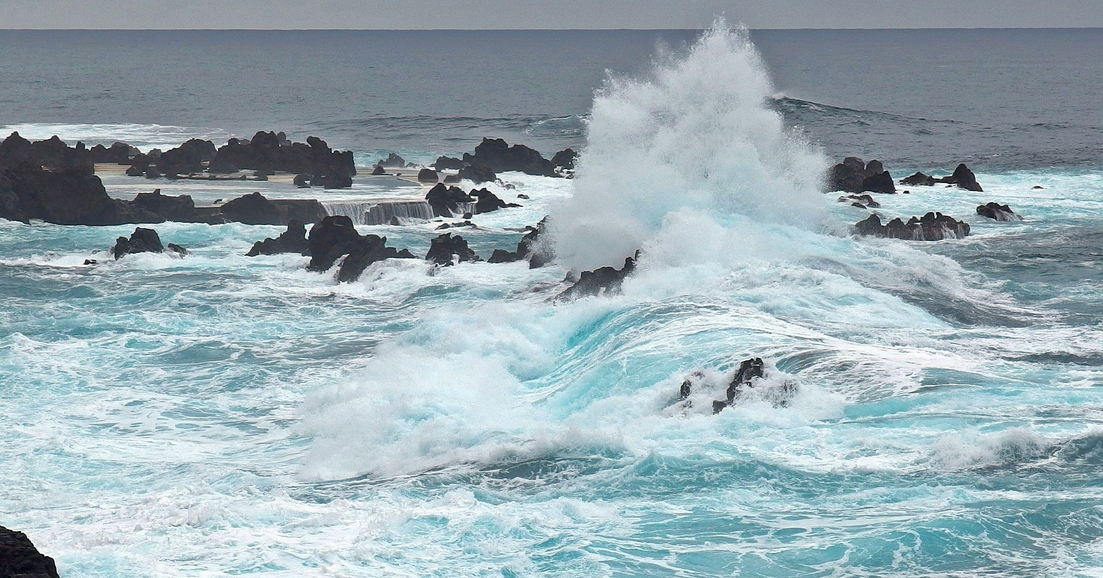 Olympus XZ-2 iHS sample photo. Troubled water photography