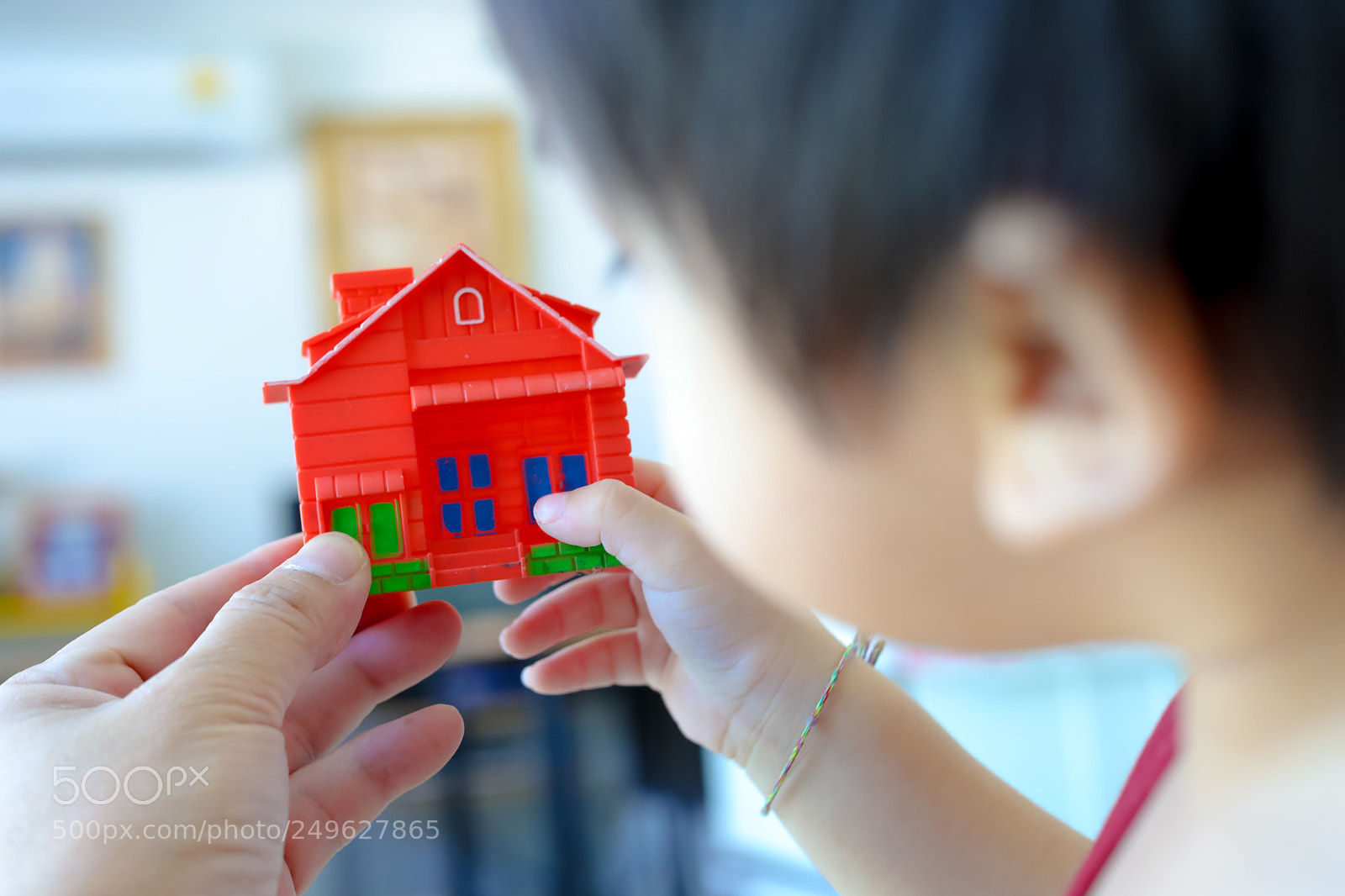 Canon EOS 5D Mark IV sample photo. Miniature house in hand photography