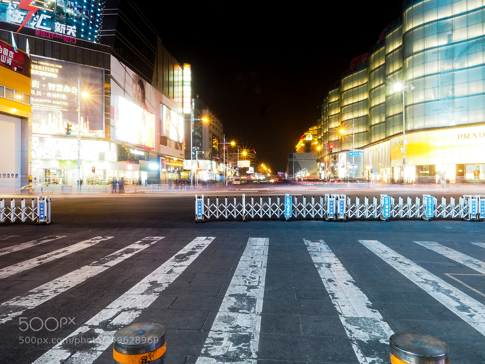 Olympus OM-D E-M5 II sample photo. Ghostly jaywalkers photography
