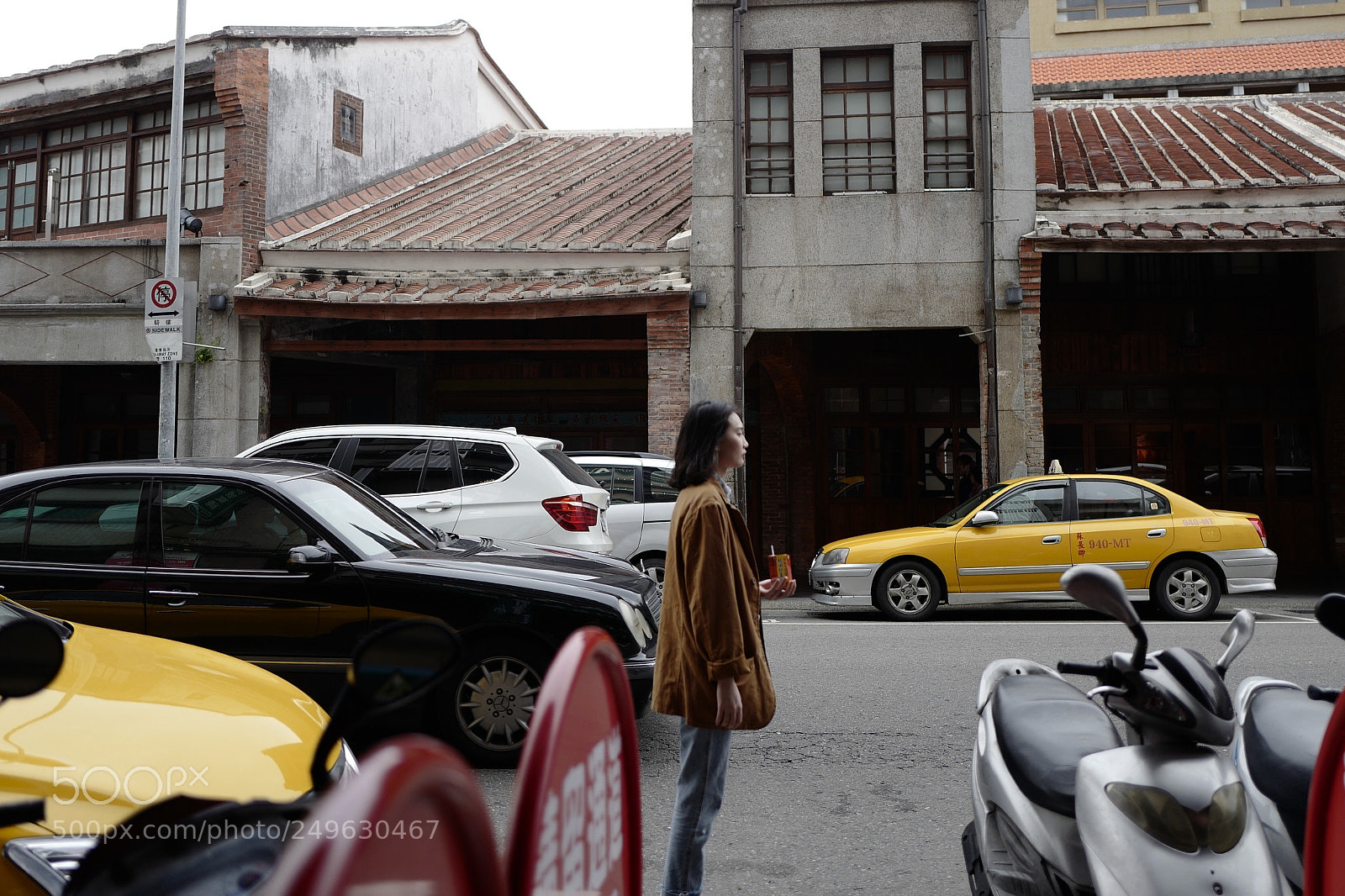 Leica Q (Typ 116) sample photo. 當我走過時，這個女生就直直的站在街上，不知道是否是和男朋友生氣還是怎麼的。 photography