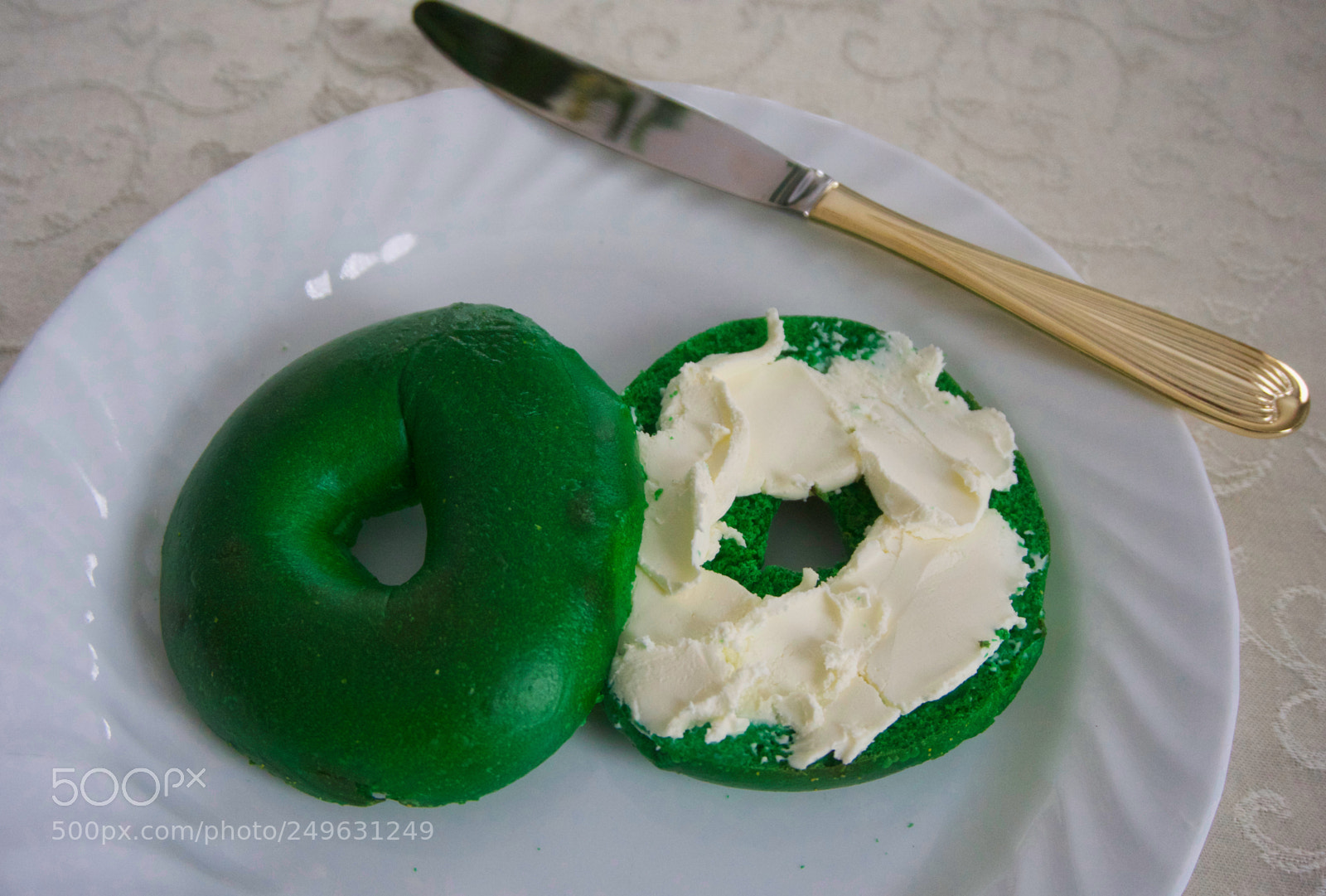 Sony a6000 sample photo. Green bagel & cream cheese photography