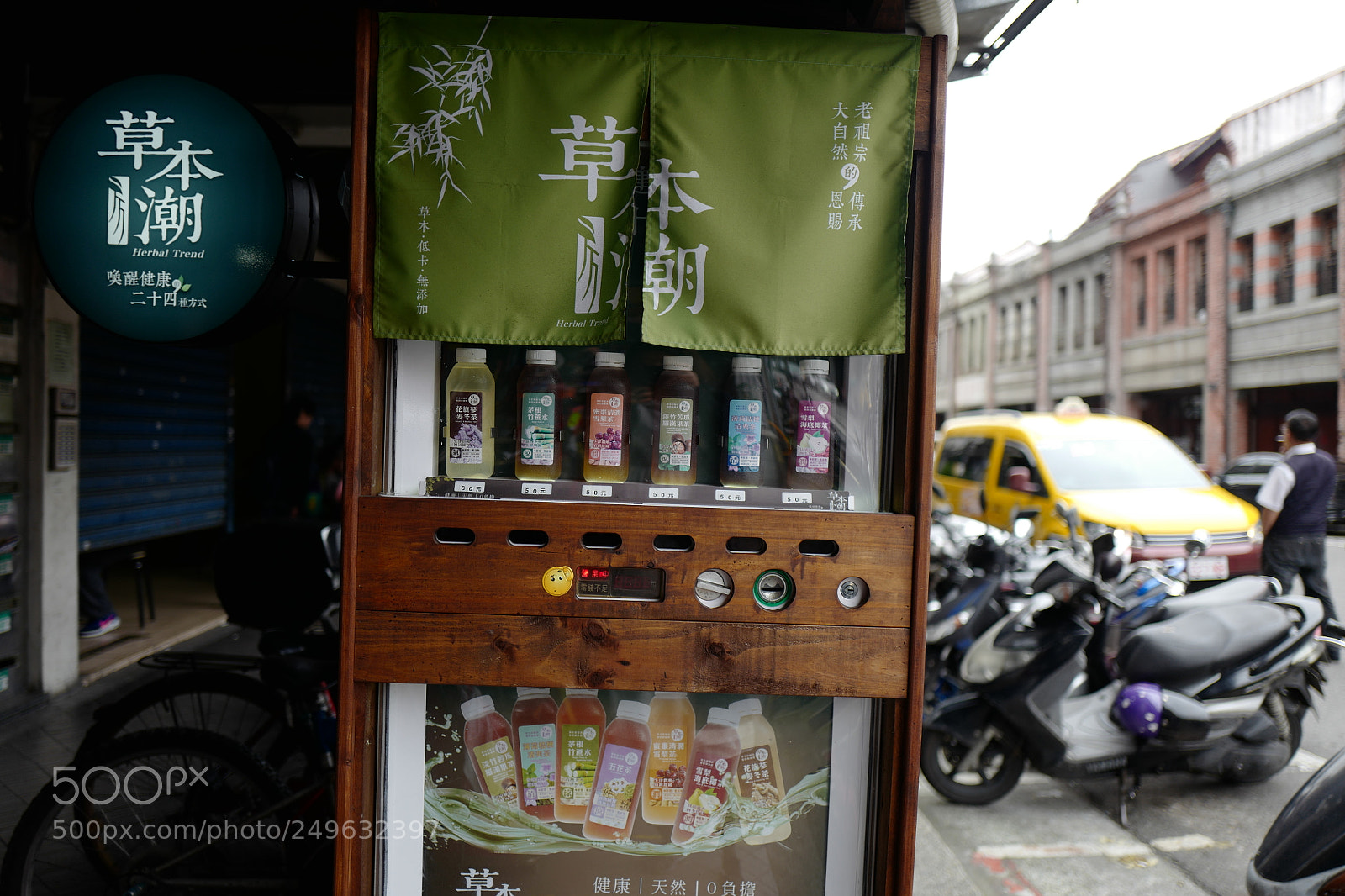 Leica Q (Typ 116) sample photo. 一個看似復古卻又現代設計的飲料販賣機 photography