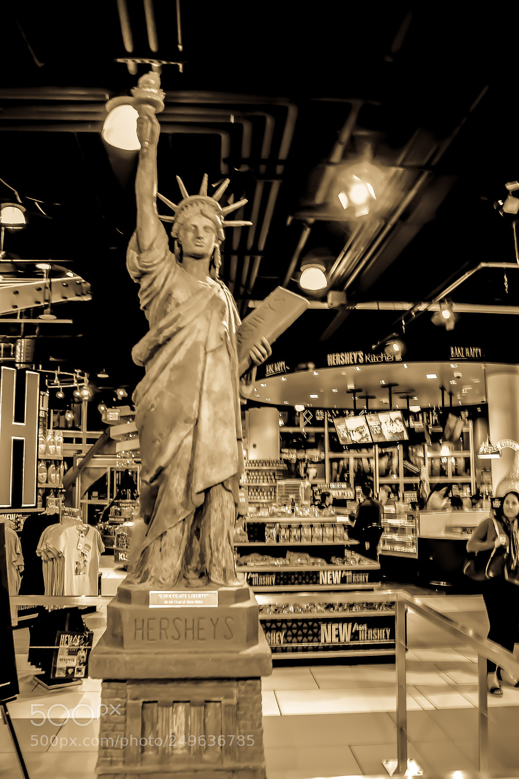 Canon EOS 1300D (EOS Rebel T6 / EOS Kiss X80) sample photo. Chocolate freedom statue photography
