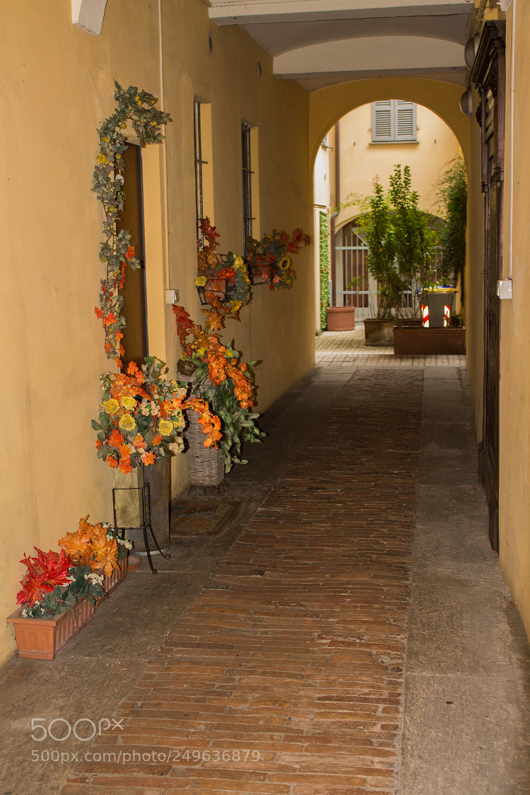 Canon EOS 1100D (EOS Rebel T3 / EOS Kiss X50) sample photo. Courtyard entrance photography