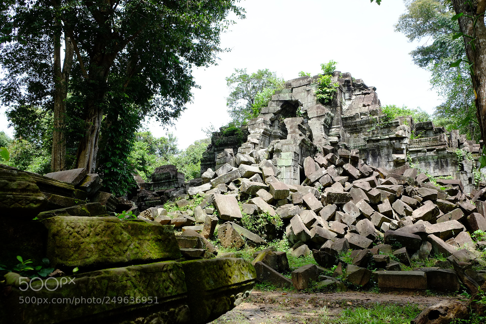 Fujifilm X-E1 sample photo. Fallen tower in cambodia photography
