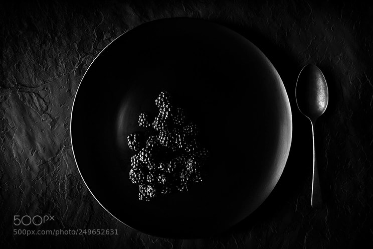 Canon EOS 5DS sample photo. Blackberries on black plate photography