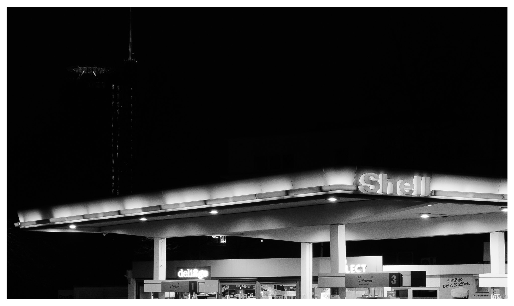 Sony Cyber-shot DSC-RX10 II sample photo. Shell gas station with rwe tower on the left photography