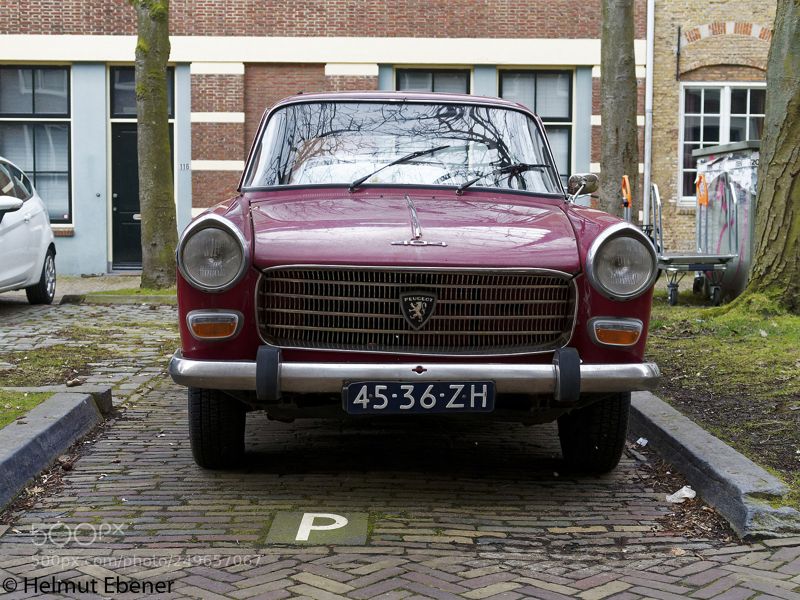 Olympus OM-D E-M5 sample photo. Delft/nl, peugeot 404 photography