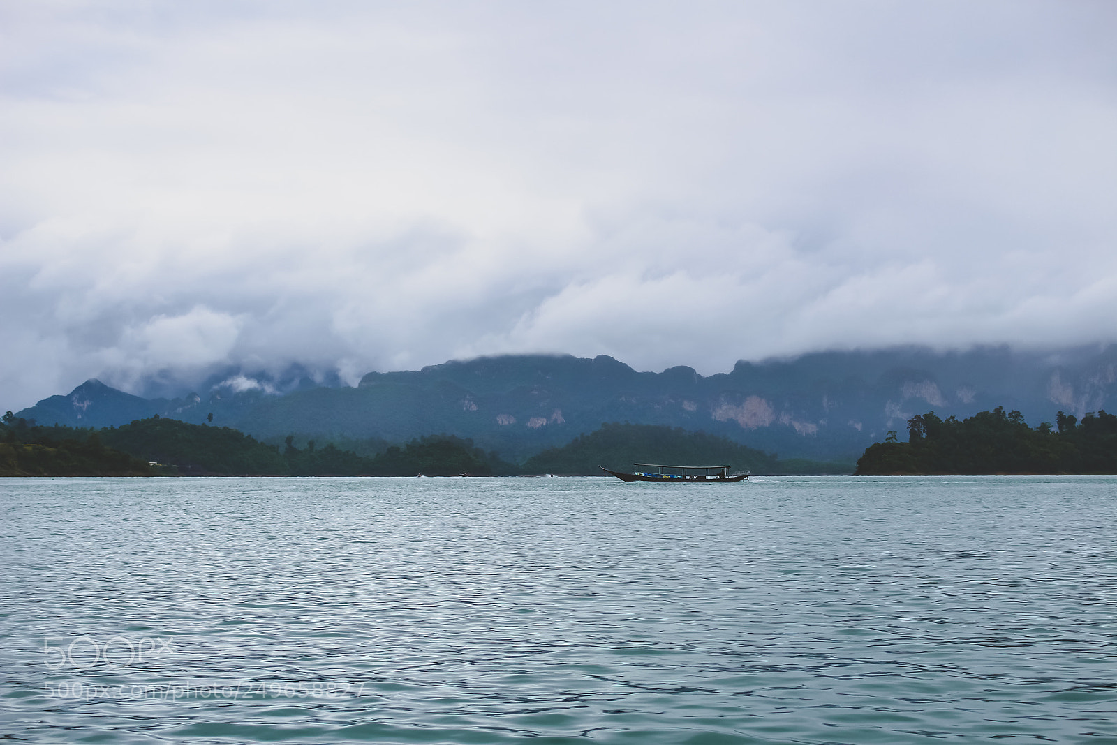 Canon EOS 100D (EOS Rebel SL1 / EOS Kiss X7) sample photo. Boat in the distance photography
