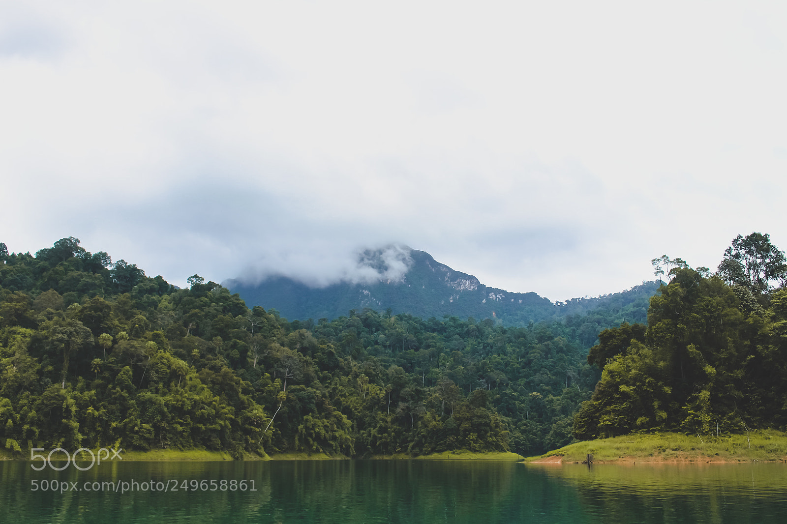 Canon EOS 100D (EOS Rebel SL1 / EOS Kiss X7) sample photo. Tropical lake in a photography