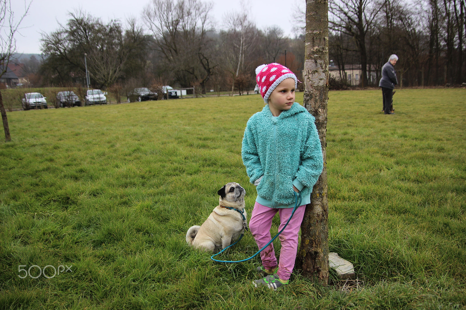 Canon EOS 600D (Rebel EOS T3i / EOS Kiss X5) sample photo. Kind am baum mit hund. photography