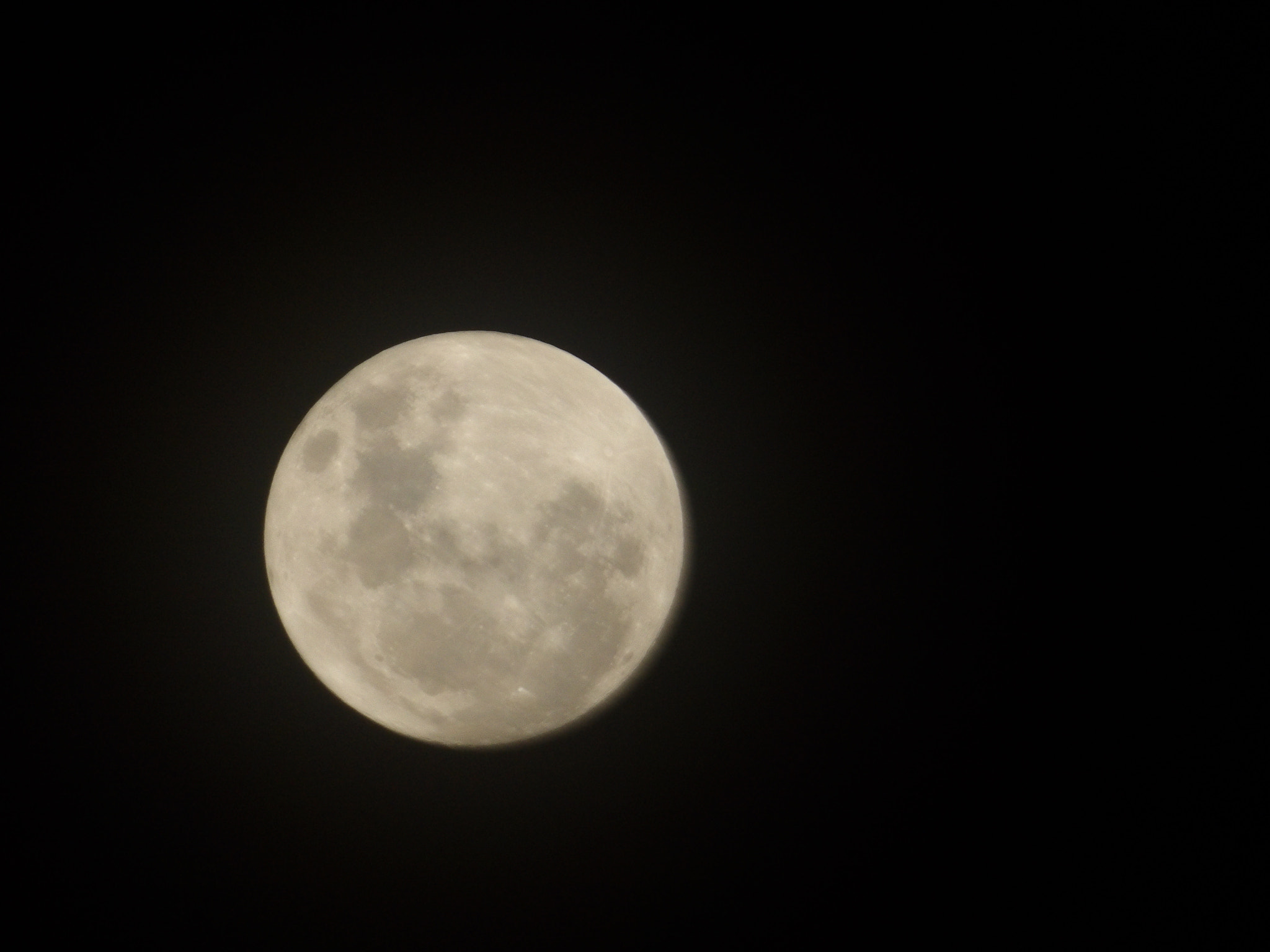 Kodak PIXPRO AZ521 sample photo. Yellow moon photography