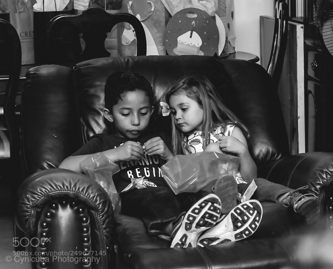 Nikon D5500 sample photo. Kids eating candy photography