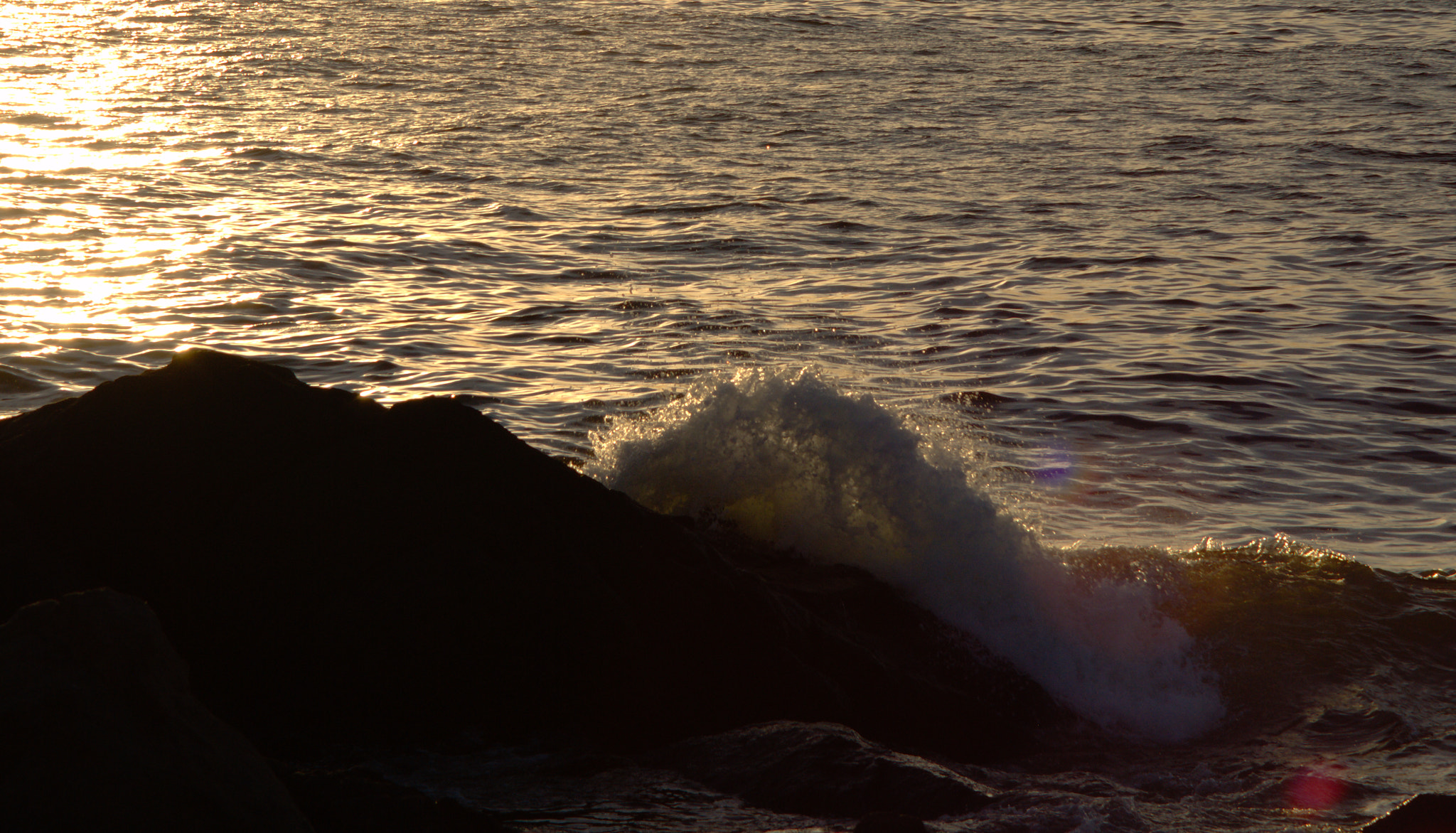 Nikon AF Nikkor 70-300mm F4-5.6G sample photo. Small wave over a small rock photography
