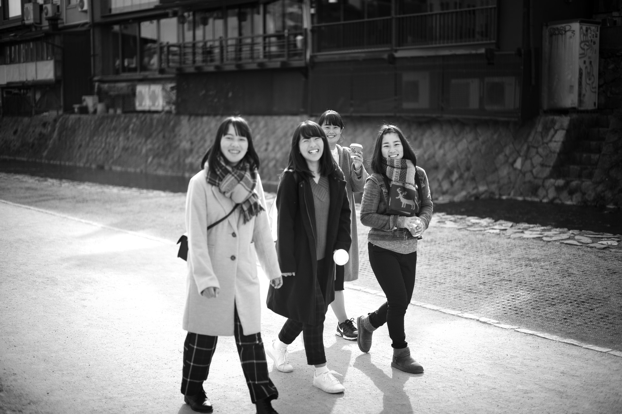 Leica M Monochrom (Typ 246) sample photo. 鸭川边偶遇的日本女学生。😇 photography