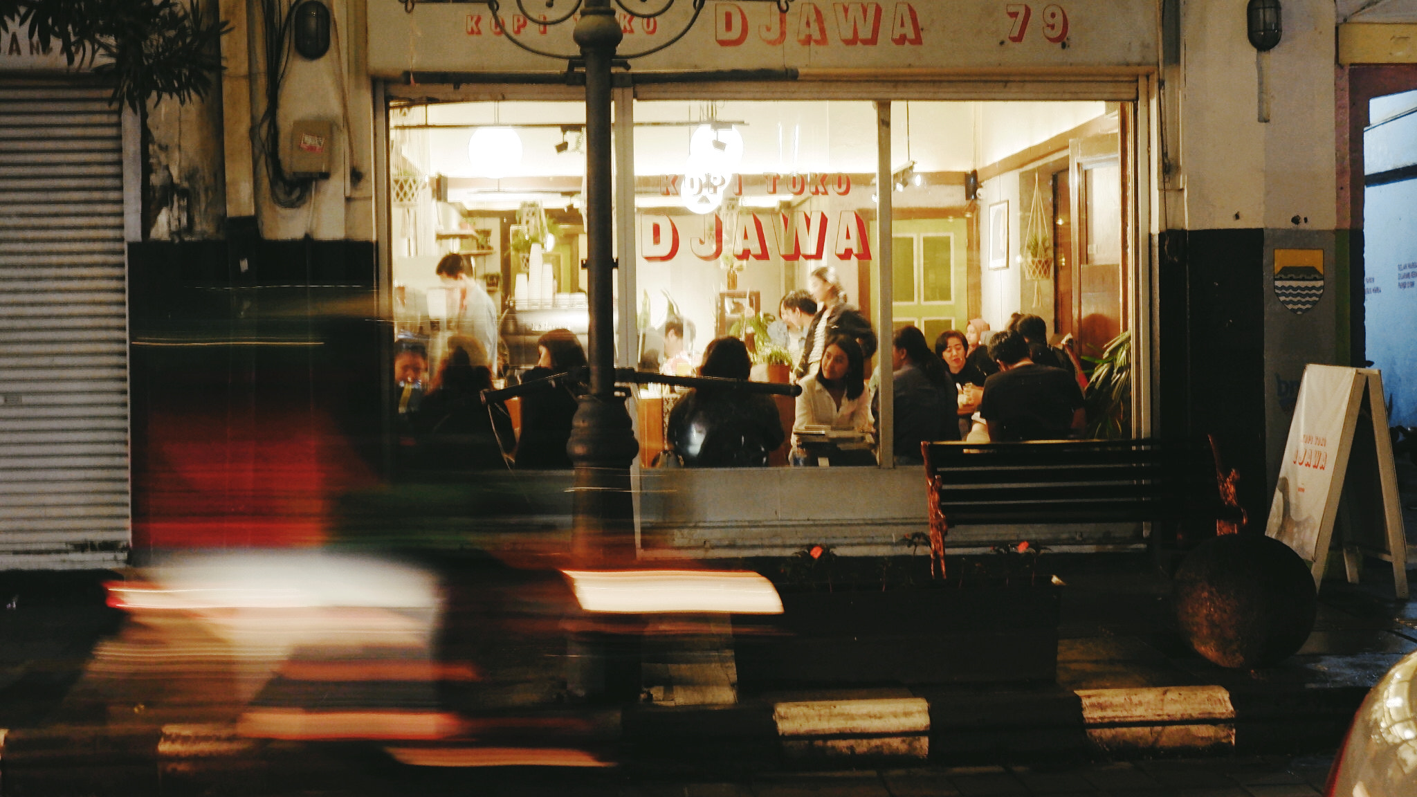 Fujifilm X-A3 sample photo. The situation at coffeeshop. photography