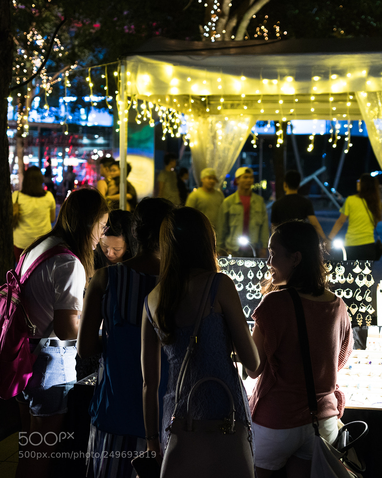 Canon EOS 800D (EOS Rebel T7i / EOS Kiss X9i) sample photo. Night bazaar finds photography