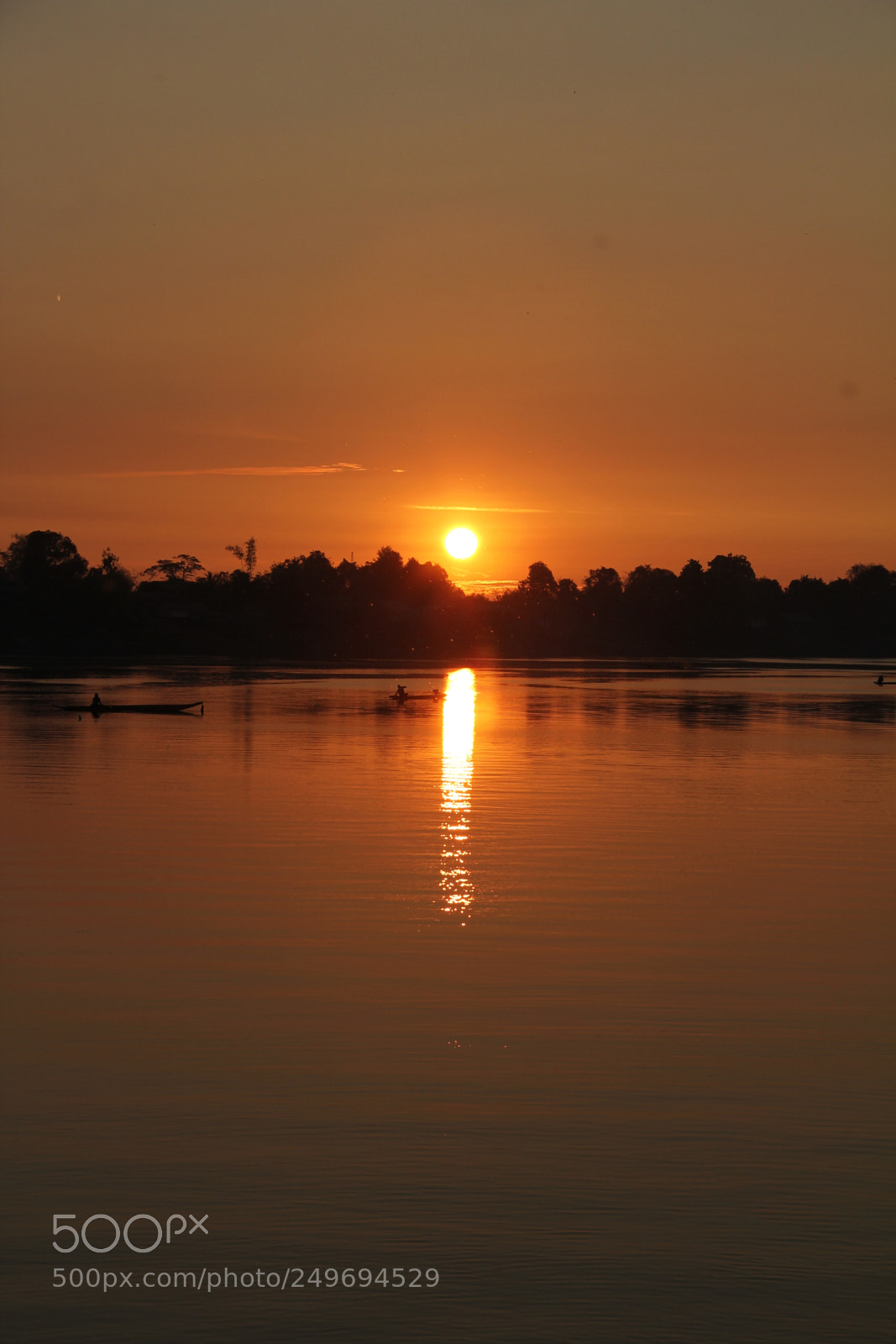 Canon EOS 550D (EOS Rebel T2i / EOS Kiss X4) sample photo. Sunset on mekong river photography