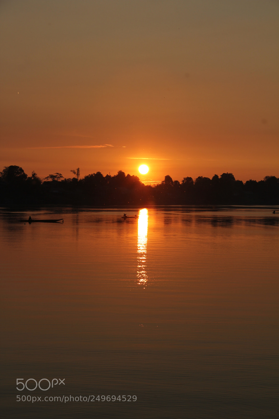 Canon EF-S 18-135mm F3.5-5.6 IS sample photo. Sunset on mekong river photography