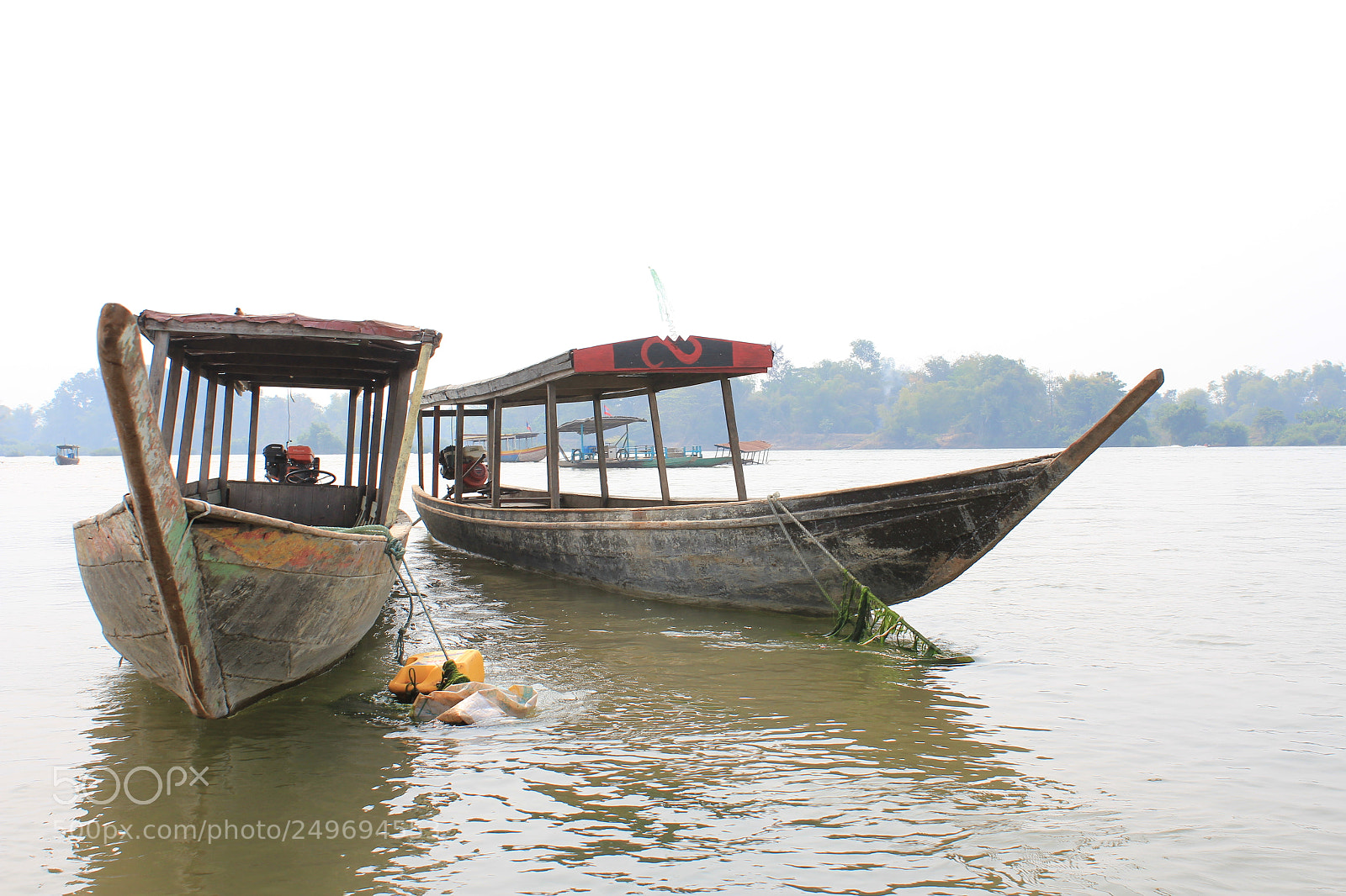 Canon EOS 550D (EOS Rebel T2i / EOS Kiss X4) + Canon EF-S 18-55mm F3.5-5.6 IS sample photo. Boat on a mekong photography