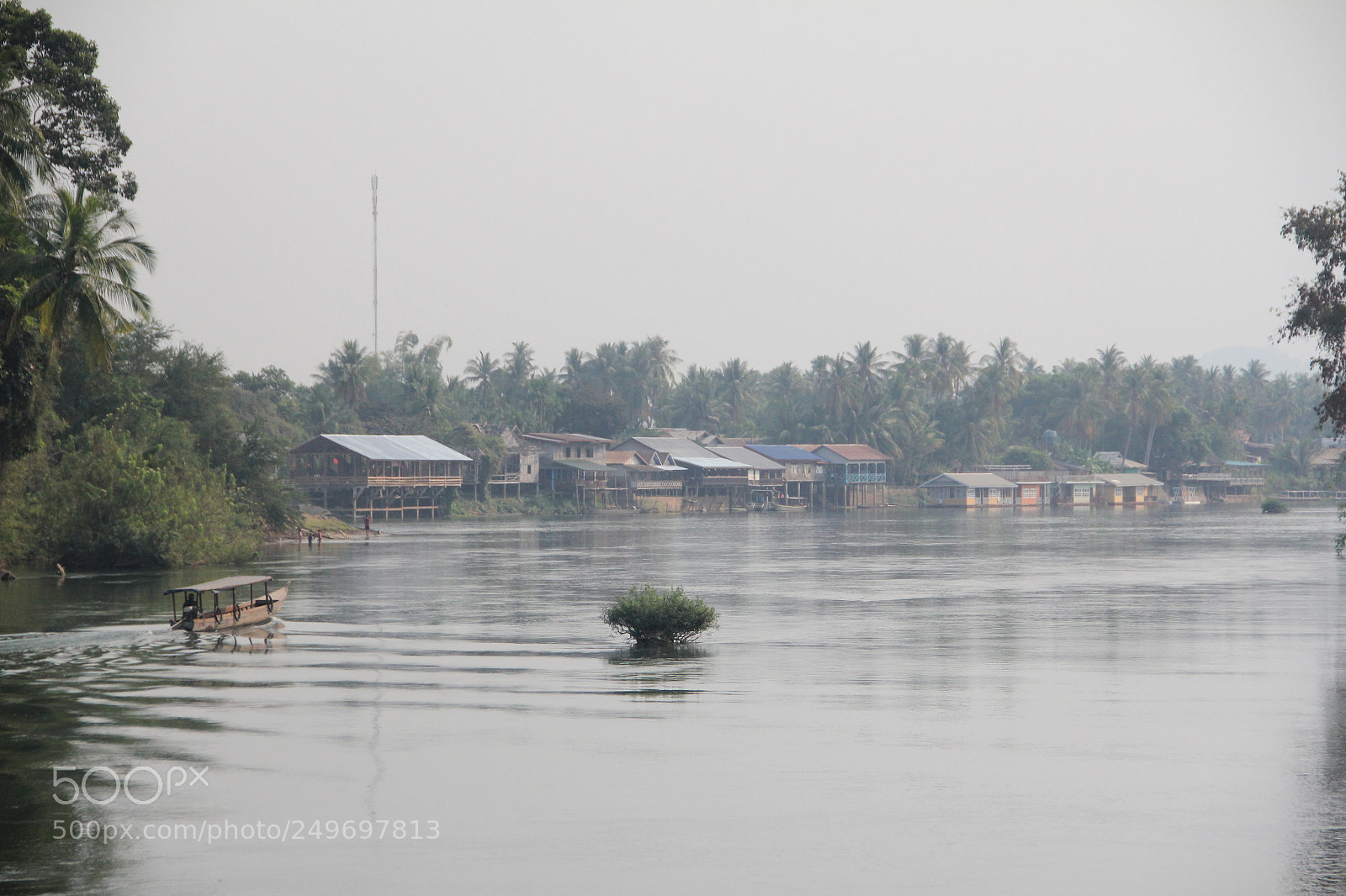 Canon EF-S 18-135mm F3.5-5.6 IS sample photo. Boat on a mekong photography