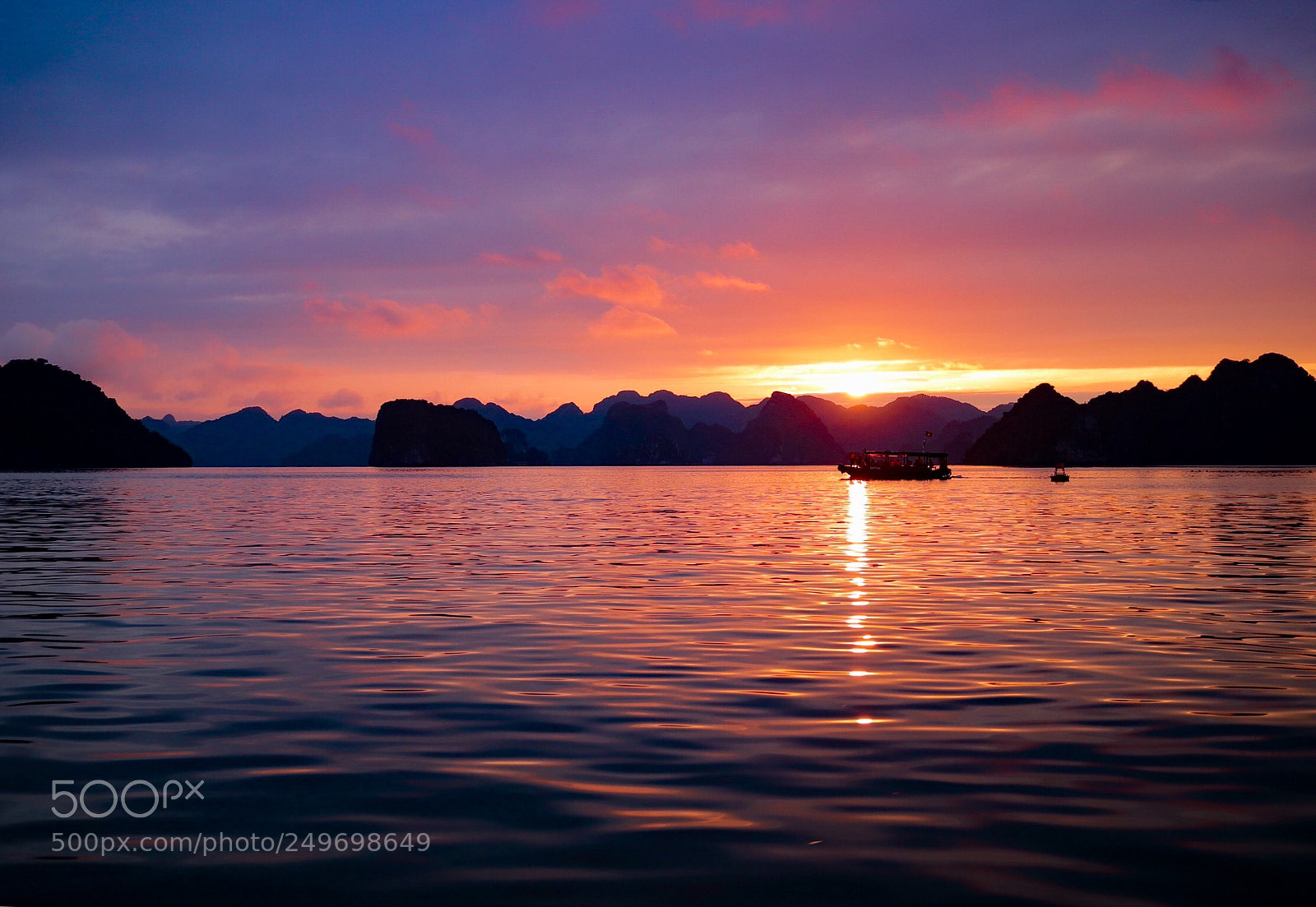 Canon EOS 77D (EOS 9000D / EOS 770D) sample photo. Ha long bay photography