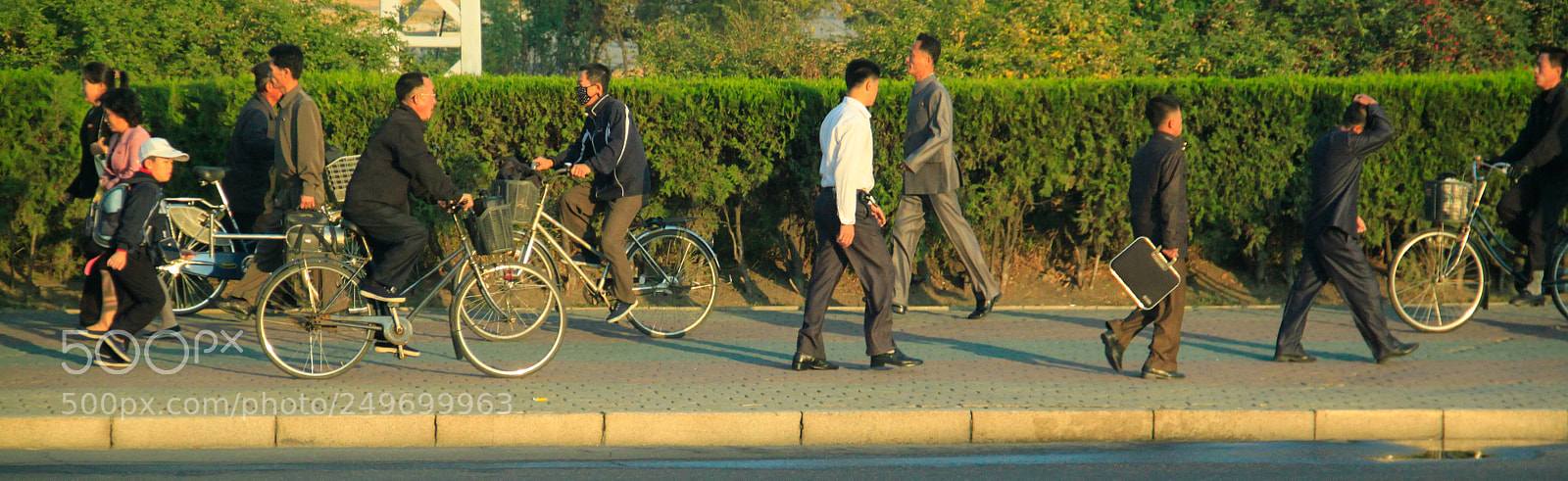 Canon EOS 500D (EOS Rebel T1i / EOS Kiss X3) sample photo. Early morning commuter photography