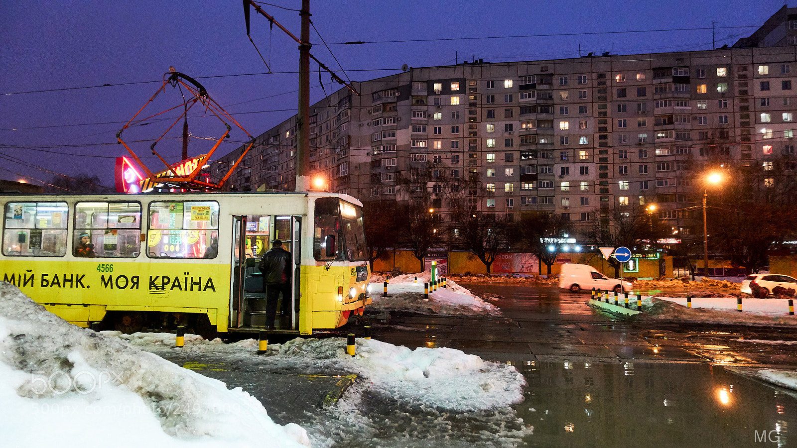 Sony DSC-RX100M5 sample photo. Yellow tram photography