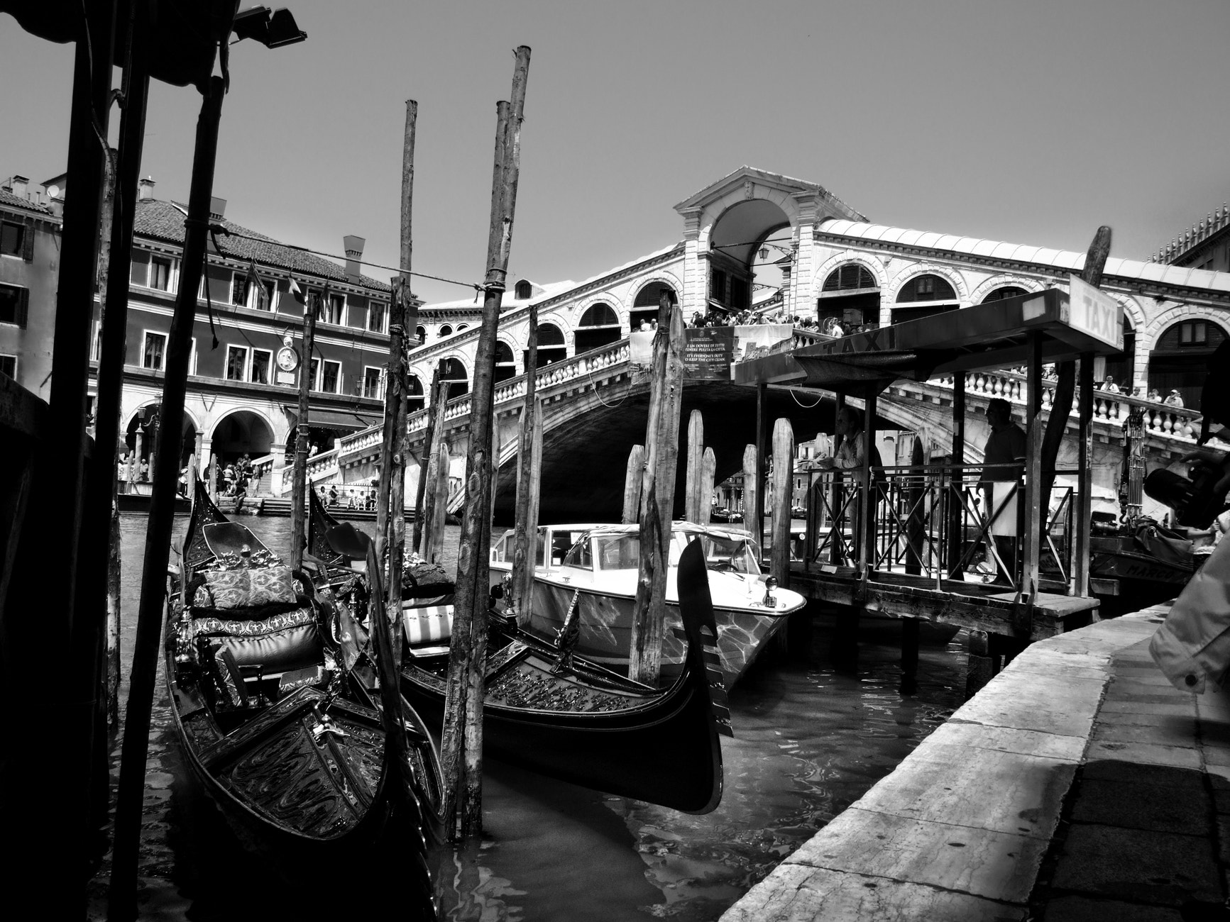 Fujifilm FinePix S9500 sample photo. Taxi a venezia photography