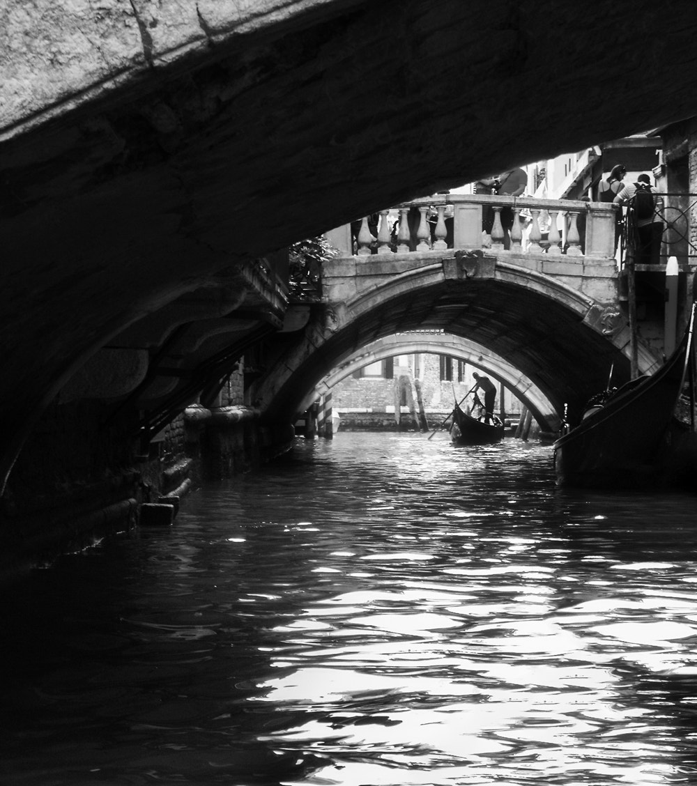 Fujifilm FinePix S1000fd sample photo. Un gondoliere a venezia photography