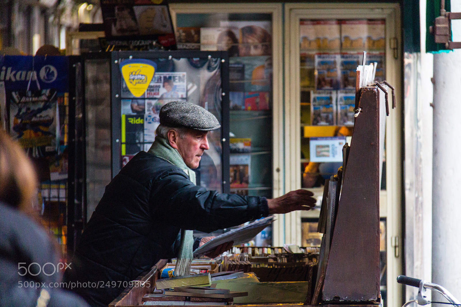 Canon EOS 650D (EOS Rebel T4i / EOS Kiss X6i) sample photo. Newsagent photography