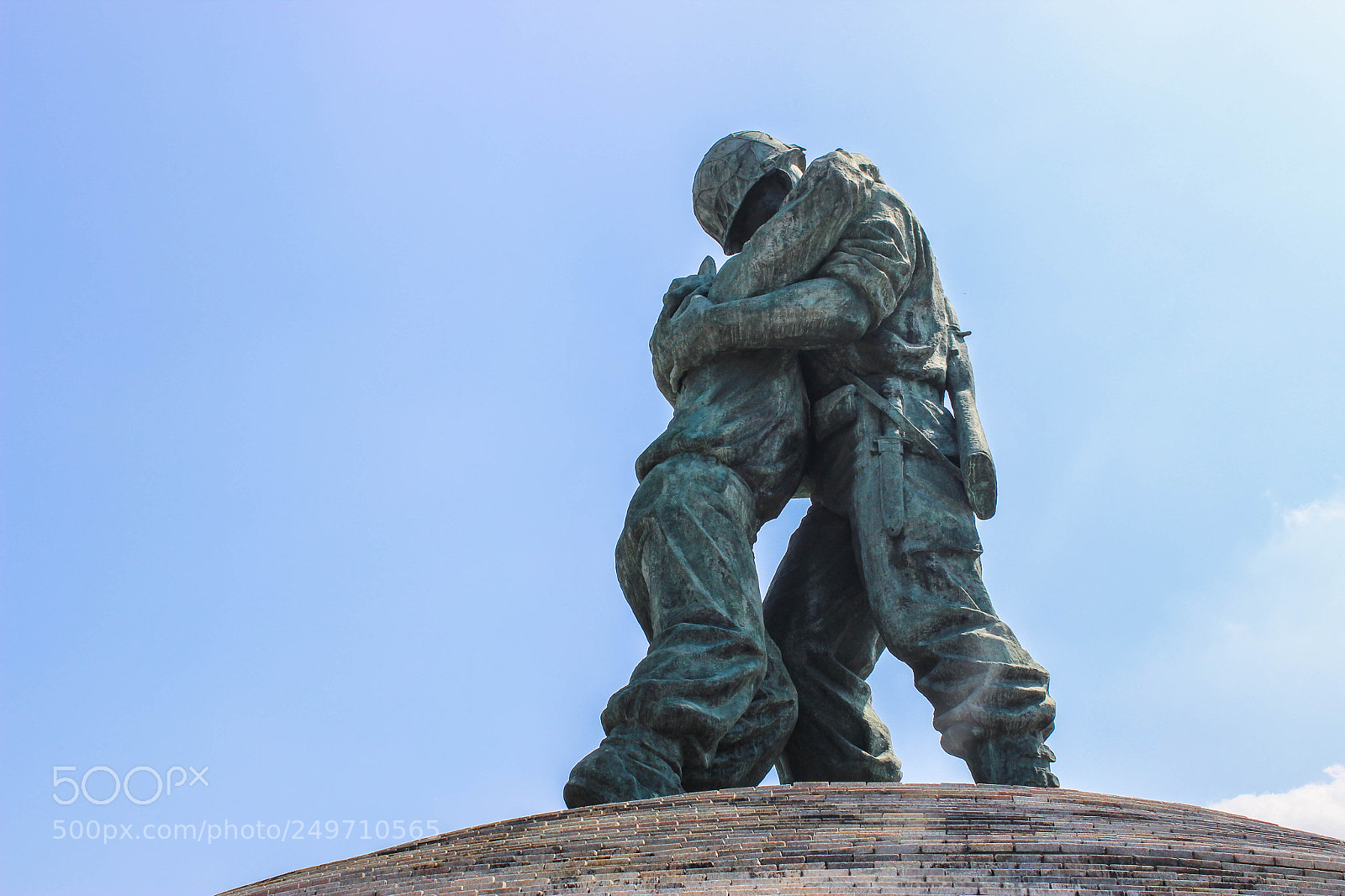 Canon EOS 600D (Rebel EOS T3i / EOS Kiss X5) sample photo. Sculpture of war memorial photography