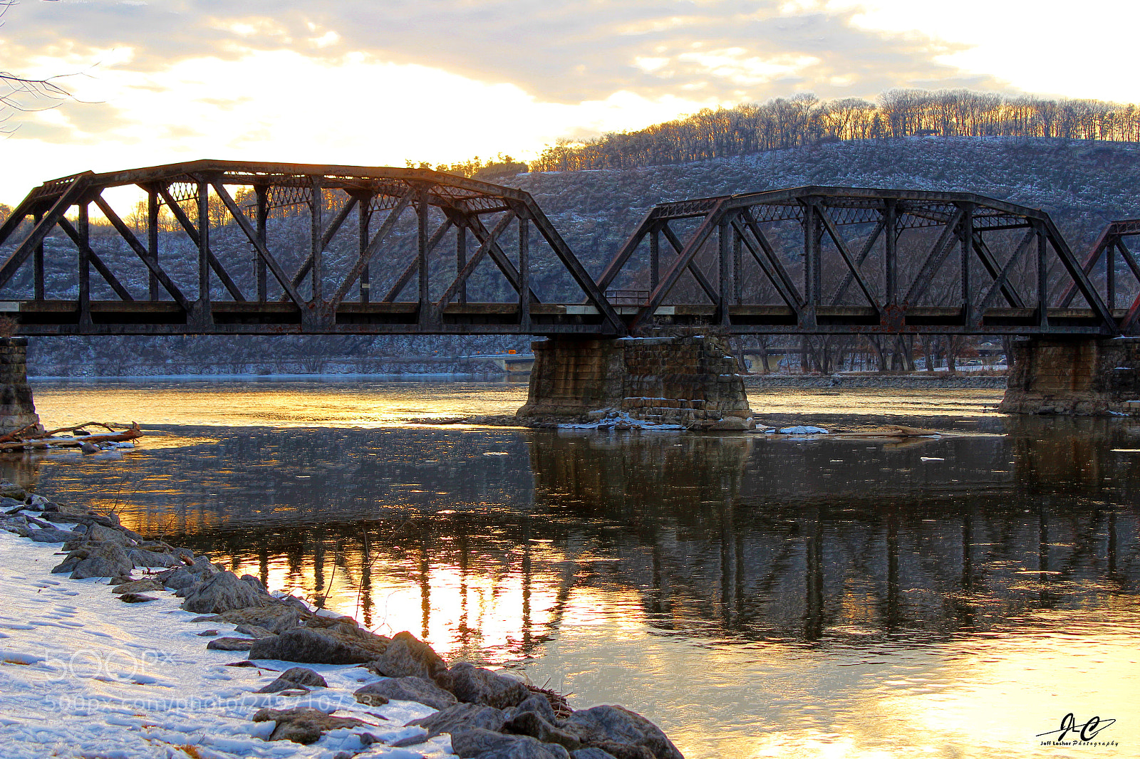 Canon EOS 1300D (EOS Rebel T6 / EOS Kiss X80) sample photo. Railroad bridge sharpened photography