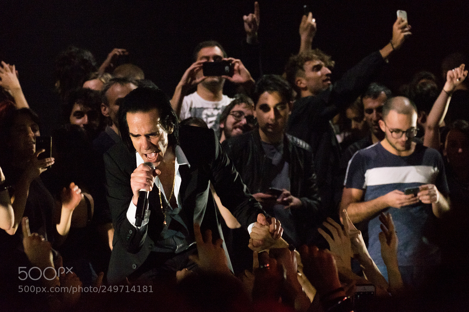 Fujifilm X-T1 sample photo. Nick cave with audience photography