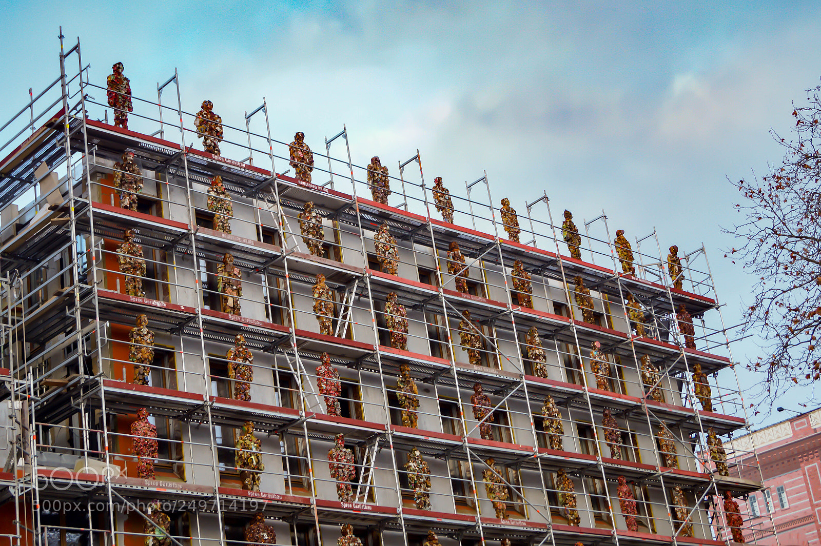 Sony SLT-A58 sample photo. Statues in a riser photography