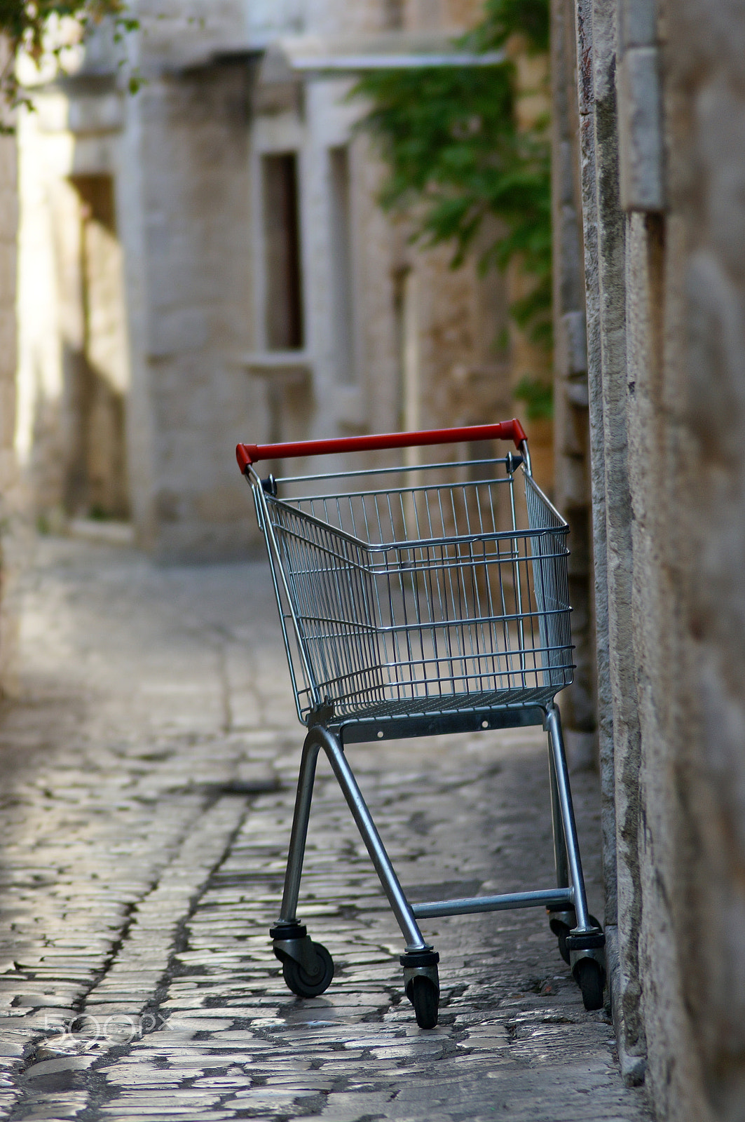 Sony 135mm F2.8 [T4.5] STF sample photo. Trolley alley photography