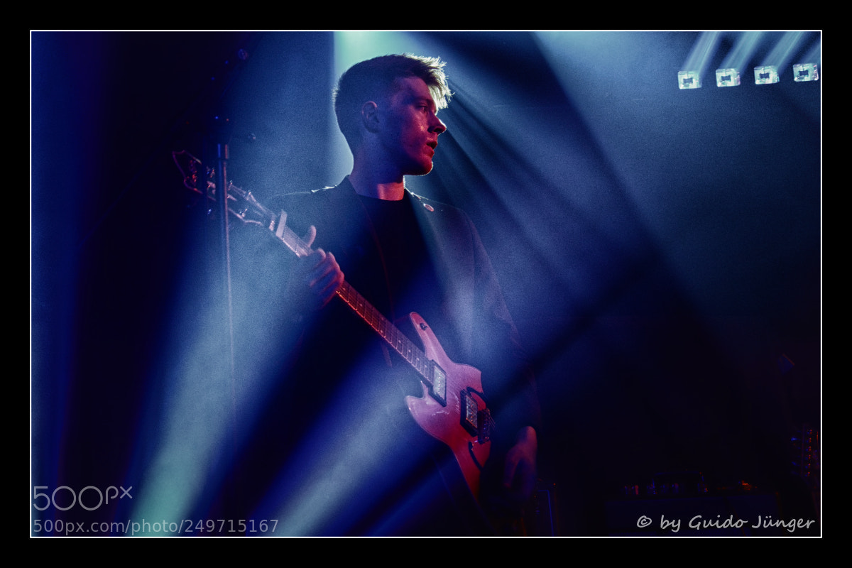 Nikon D7100 sample photo. Gitarrist im licht photography