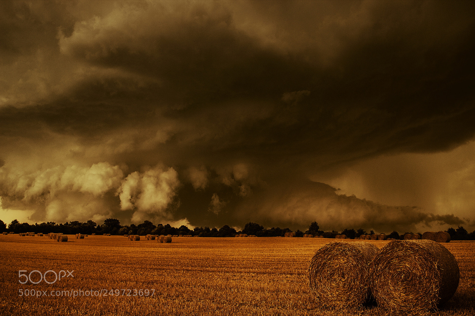 Canon EOS 600D (Rebel EOS T3i / EOS Kiss X5) sample photo. Balls of straw thunderstorm photography