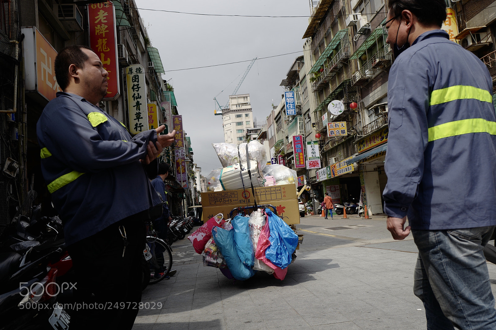 Leica Q (Typ 116) sample photo. 這是類似於城管大大在執法嗎？我看起來好像狗仔隊在偷拍 photography