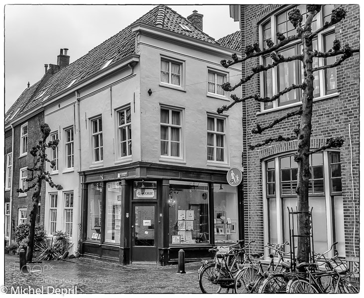 Sony a6000 sample photo. Corner of the street photography