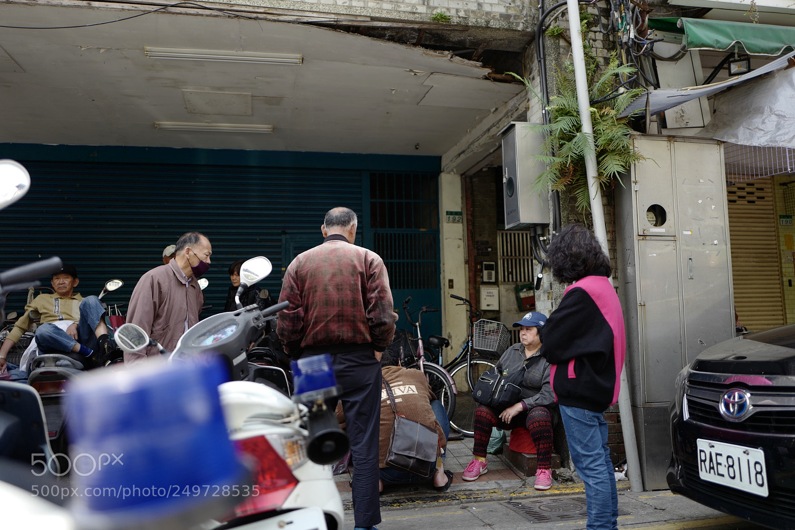 Leica Q (Typ 116) sample photo. 走入一片非法聚集的地區，所有人看我都賊兮兮的，幓得慌，以後再也不去這種地方了。 photography
