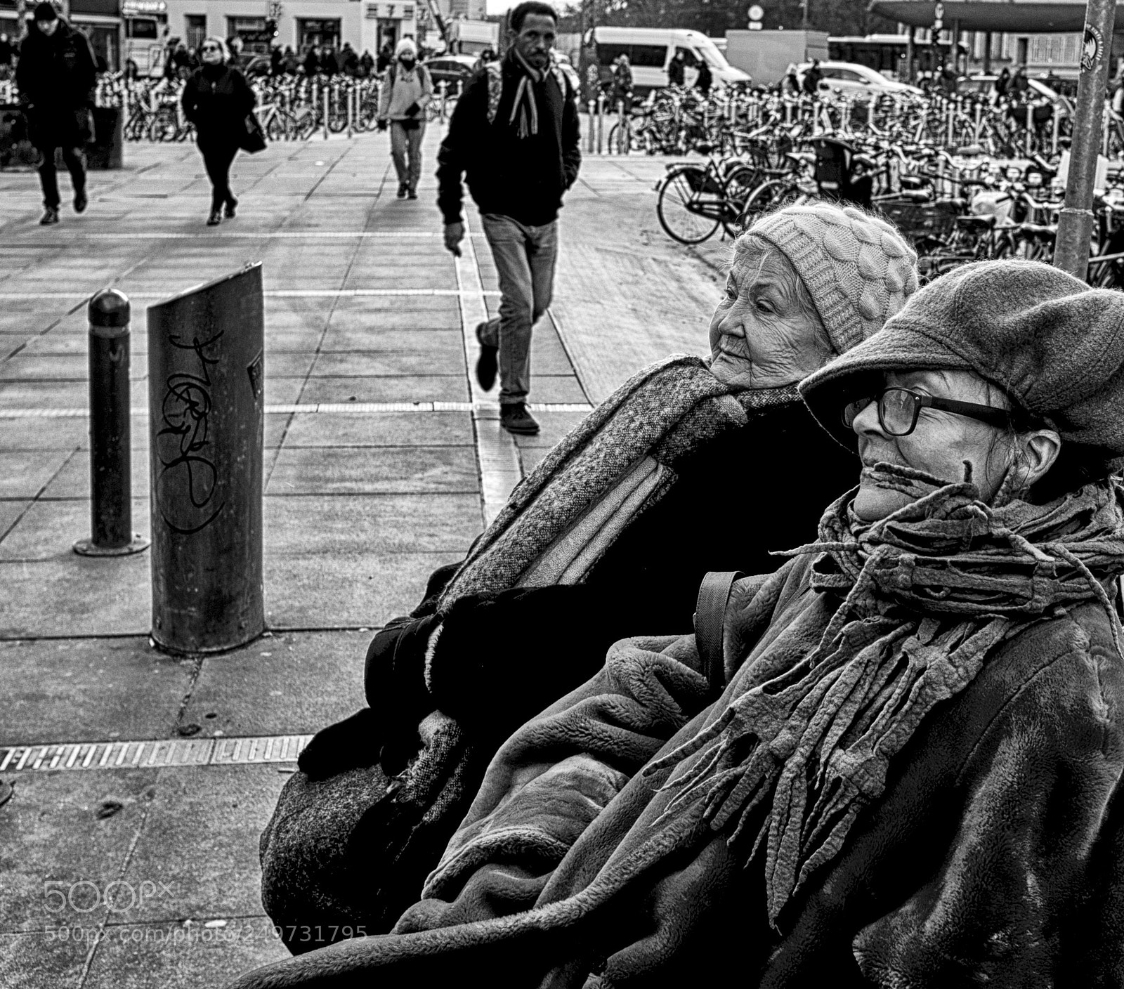 Fujifilm X100S sample photo. Sitting and watching people photography