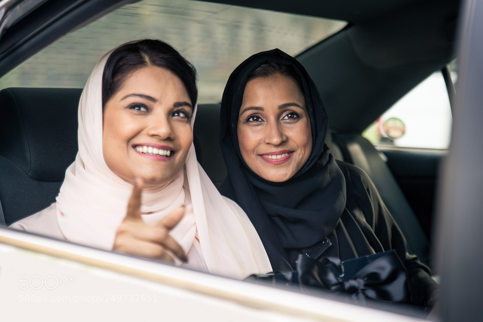 Nikon D610 sample photo. Two arabian girlfriends bonding photography
