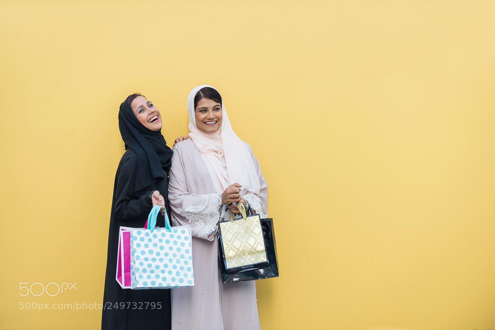 Nikon D610 sample photo. Two arabian girlfriends bonding photography