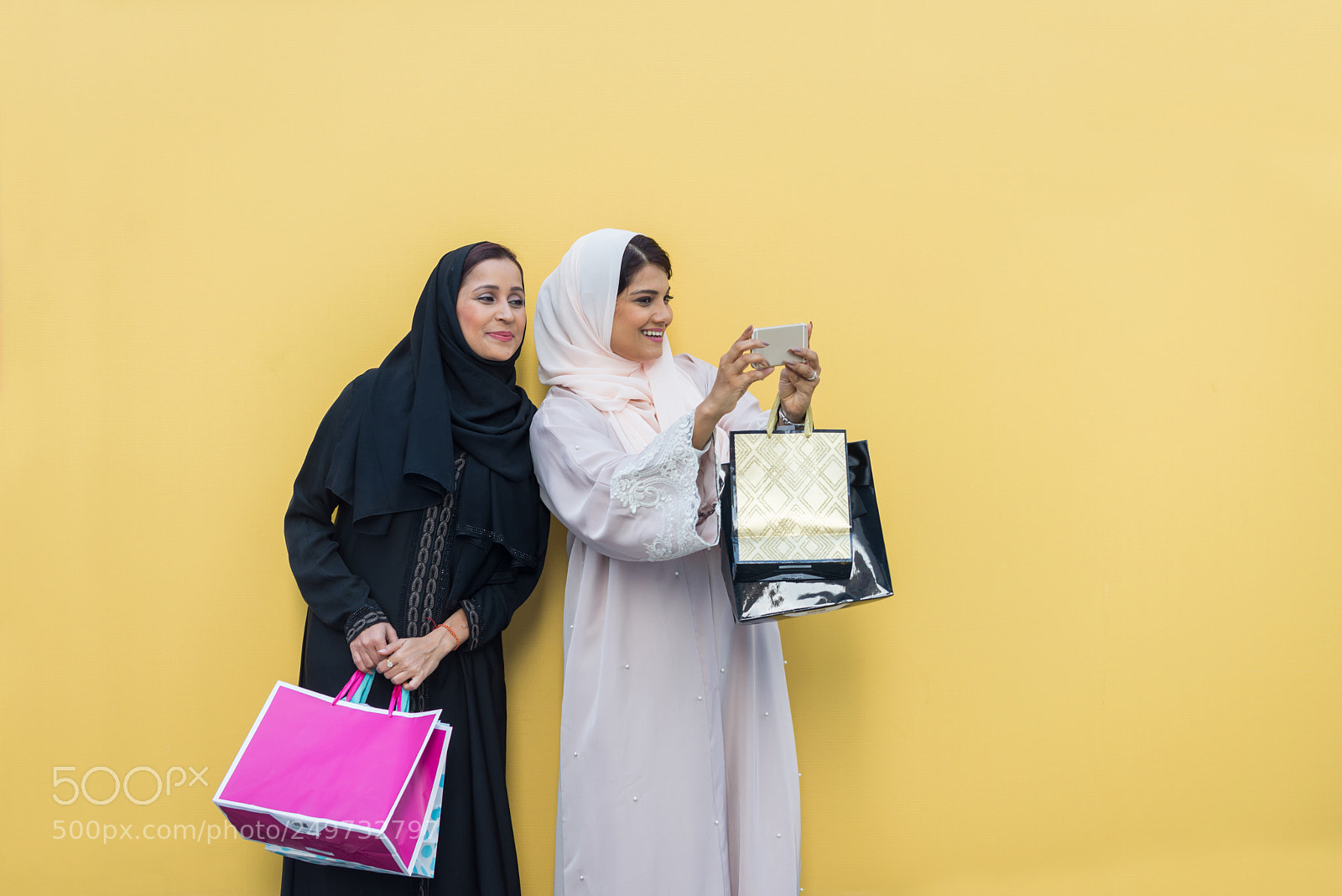 Nikon D610 sample photo. Two arabian girlfriends bonding photography