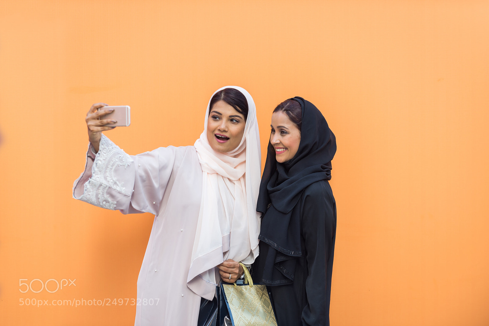 Nikon D610 sample photo. Two arabian girlfriends bonding photography