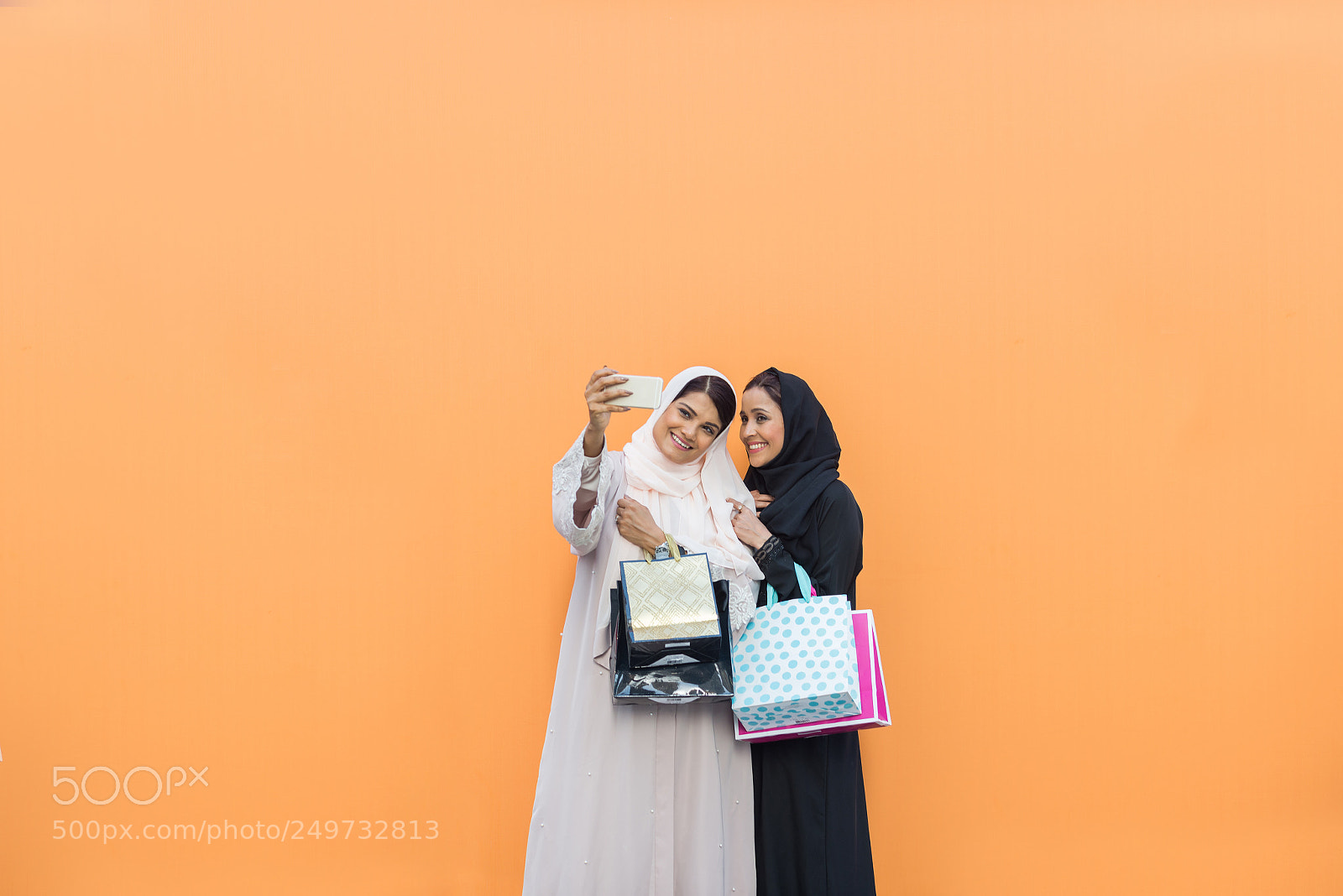 Nikon D610 sample photo. Two arabian girlfriends bonding photography